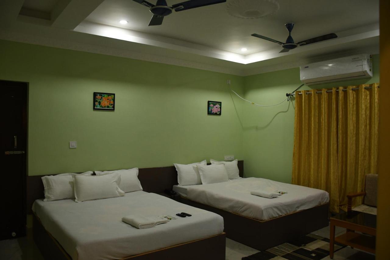 Hotel Aayes And Resort Shānti Niketan Rom bilde